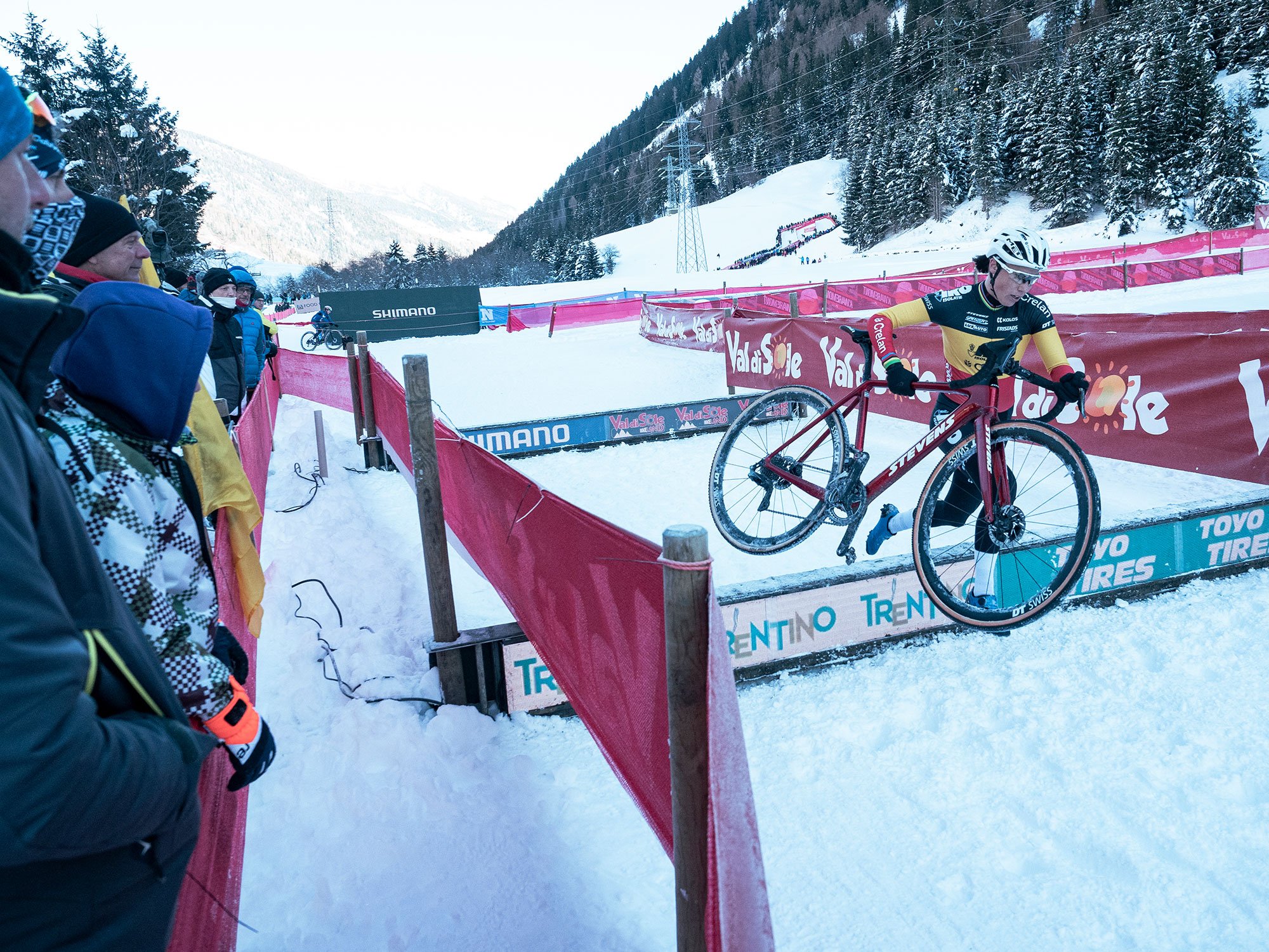 Sanne Cant tackles the hurdles at Val di Sole 2021