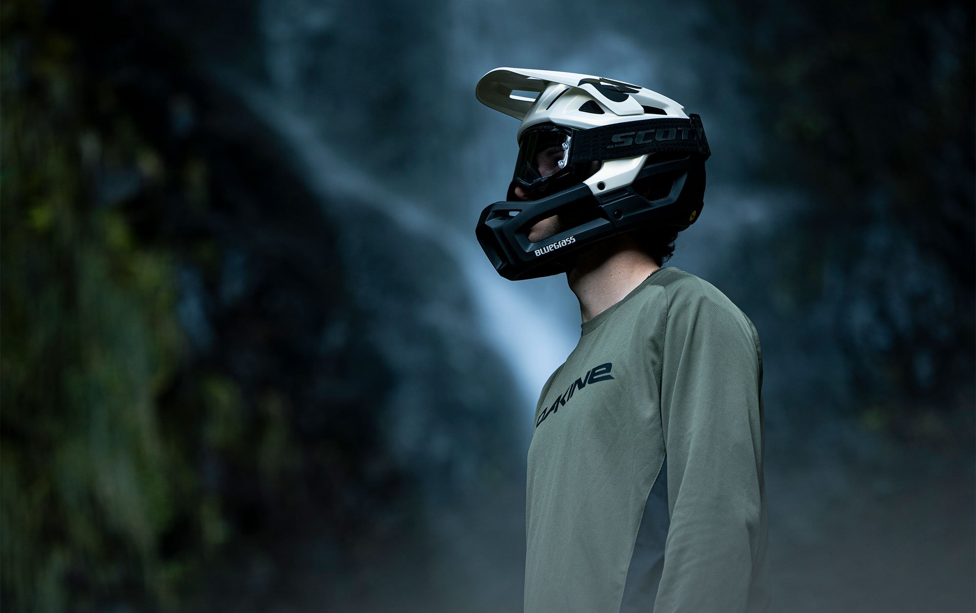 Bluegrass Vanguard Core Mips is a Lightweight Full-Face MTB Helmet designed for Enduro, Trail and E-MTB