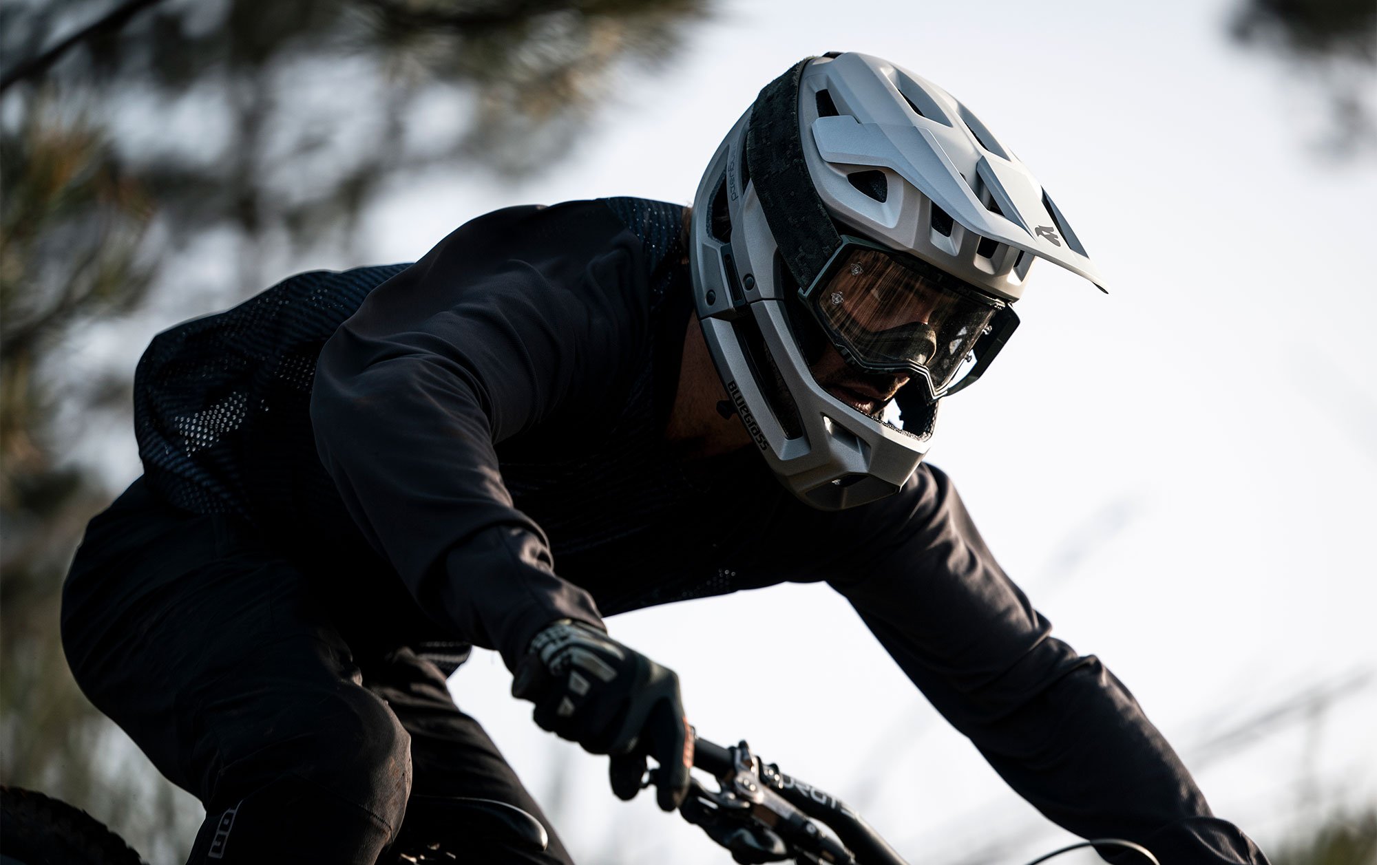 Bluegrass Vanguard is a Full-Face MTB Helmet designed for Enduro, Trail and E-MTB with fixed chin guard