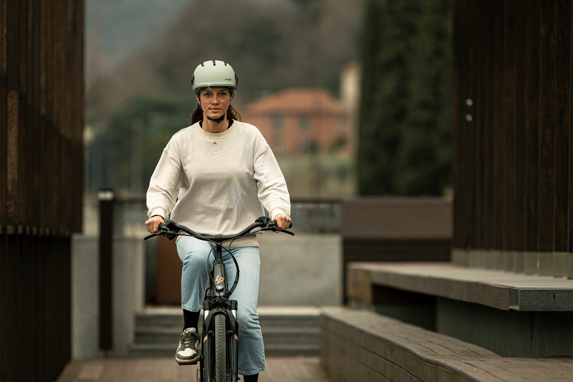 MET Vibe On Mips is an E-Bike Urban Helmet with rear USB LED light and high-durability adjustable windshield visor. It is NTA 8776 Certified.